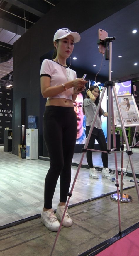 在直播的漂亮紧身黑裤小姐姐[1.68G/MP4]