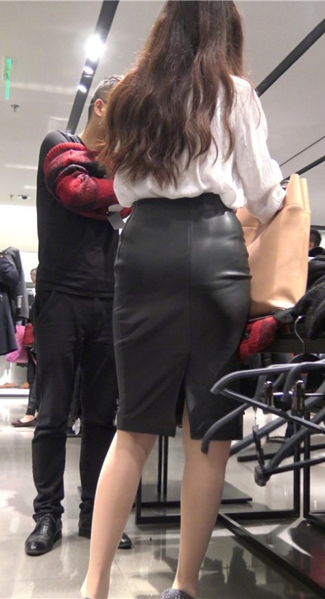 漂亮的皮裙小姐姐《一》[662M/MP4]