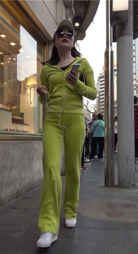 戴着墨镜的气质美女一[569M/MP4]