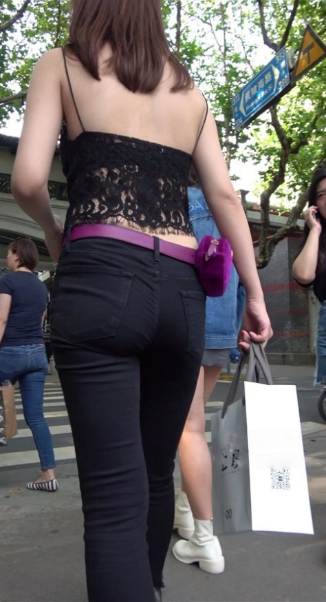 漂亮的吊带黑色紧身裤小姐姐[874M/MP4]