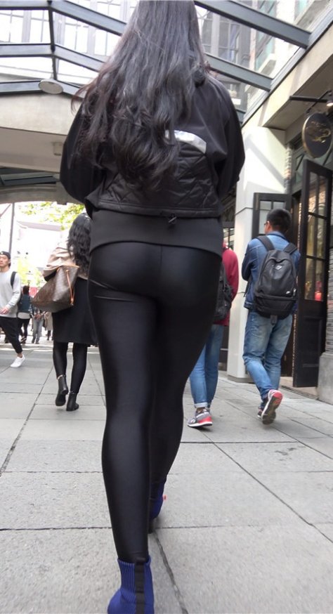 漂亮的紧身黑裤美女[1.39G/MP4]