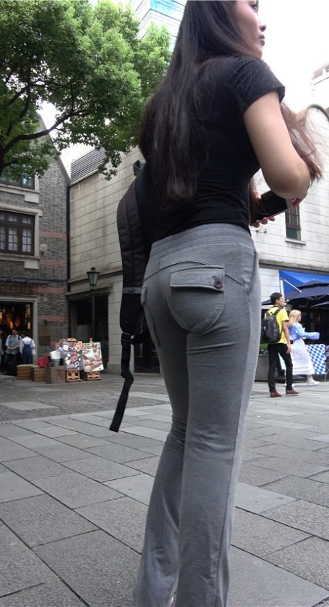 背着双肩包的灰色长裤美女《一》[1.8G/MP4]