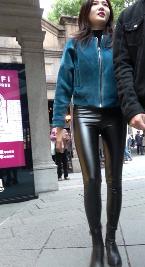 漂亮的黑色紧身皮裤美女《一》 [1.11G/MP4]