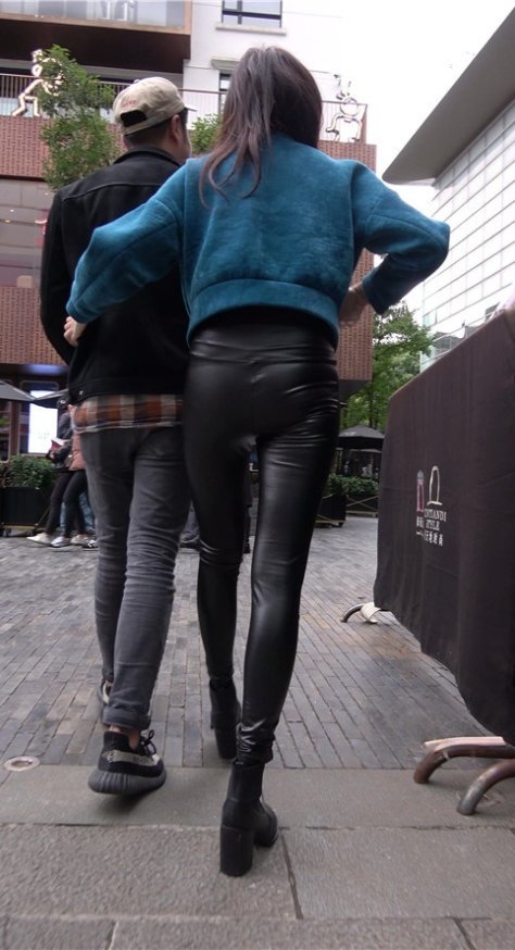 漂亮的黑色紧身皮裤美女《二》 [1.98G/MP4]