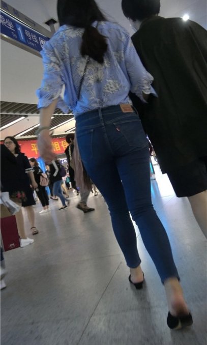 街拍两组粉裤和牛仔MM[982M/MP4]