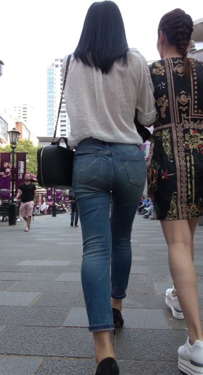 紧身牛仔裤圆润美屯美女《一》[1.57G/MP4]