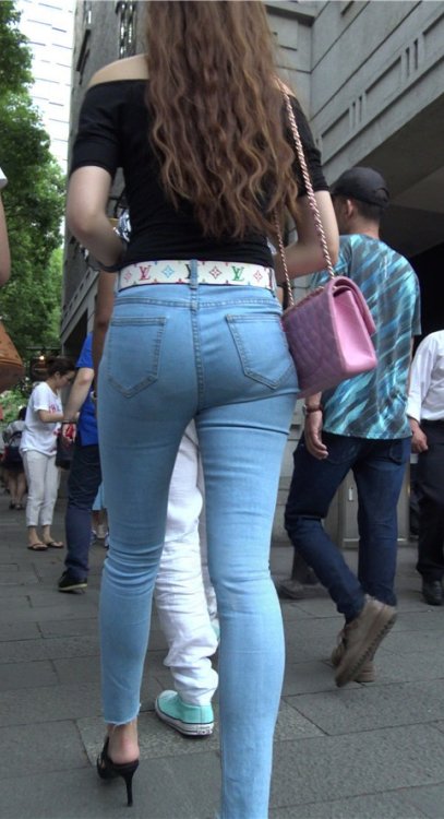 极品牛仔紧身裤妹子[3.11G/MP4]