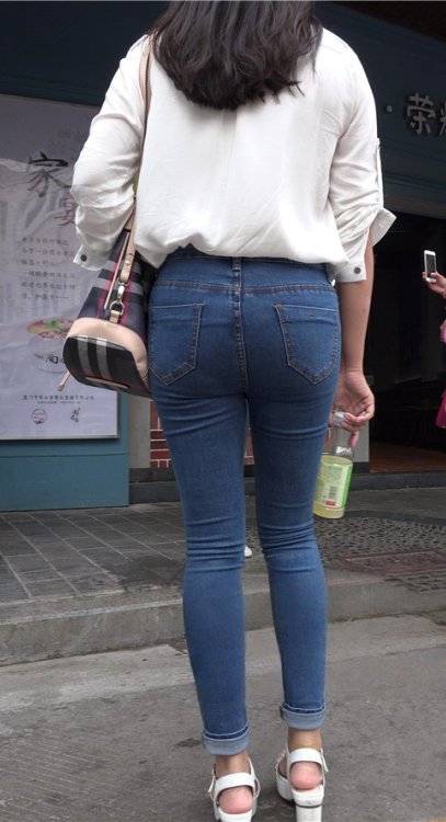 蓝色紧身裤美女 [1.71G/MP4]