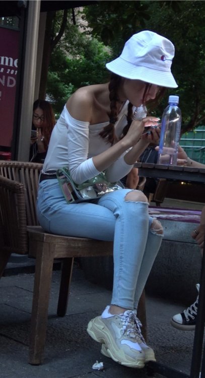 长腿牛仔双马尾小美女 [587M/MP4]