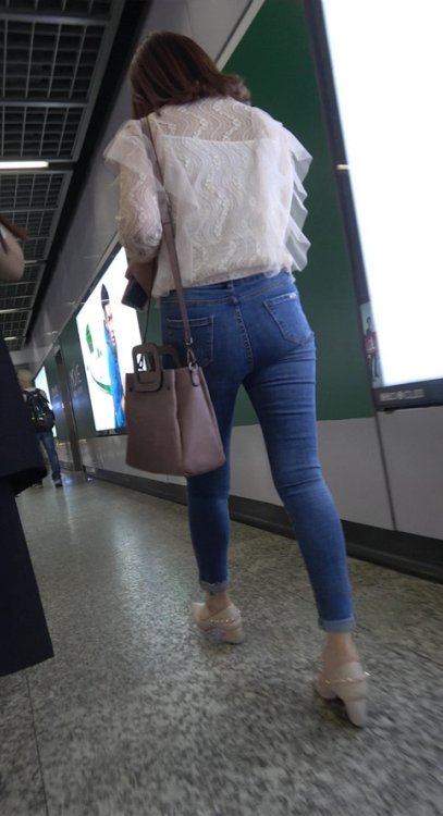 蓝色紧身牛仔裤美女[849M/MP4]