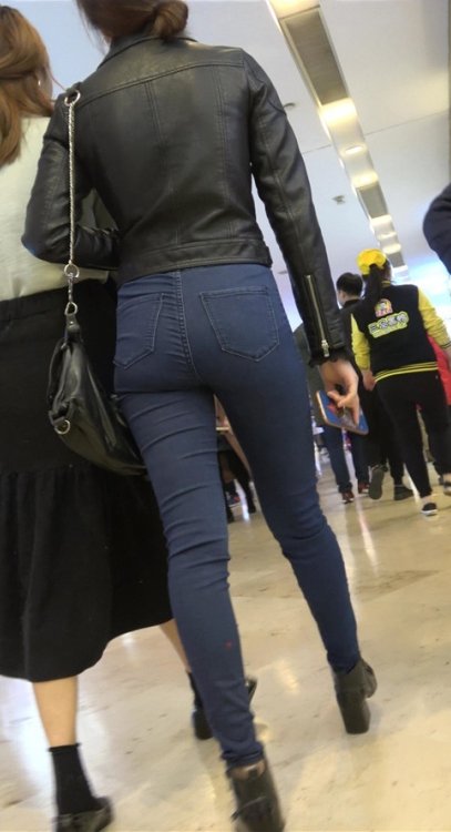 漂亮的牛仔紧身裤美女[1.12G/MP4]