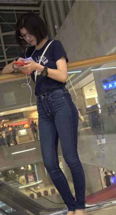 街拍两组牛仔裤妹子[1.51G/MP4]