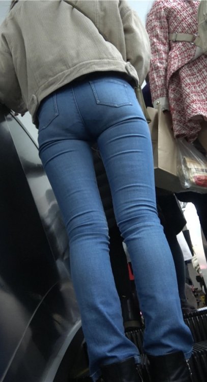 蓝色牛仔紧身裤妹子[995M/MP4]