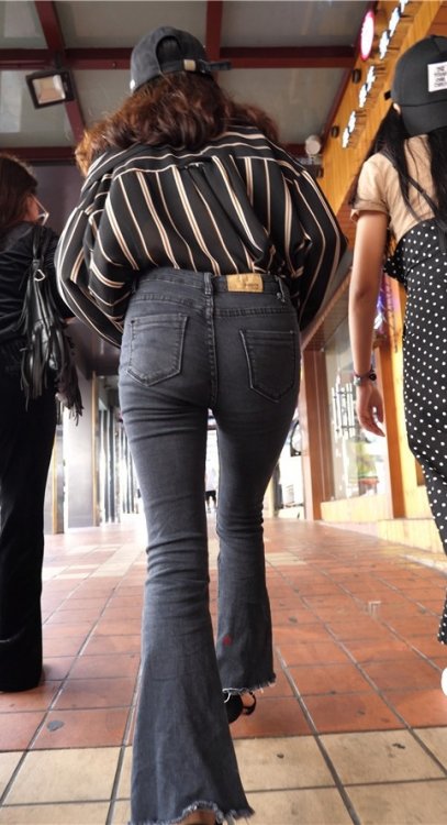 黑色牛仔紧身裤美眉[2.33G/MP4]