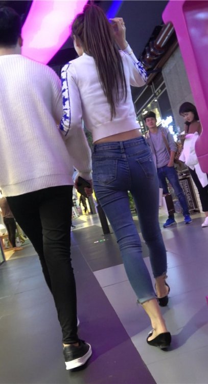 白衣紧身牛仔裤小姐姐[1.22G/MP4]