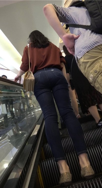 两个牛仔紧身裤美女[1.14G/MP4]