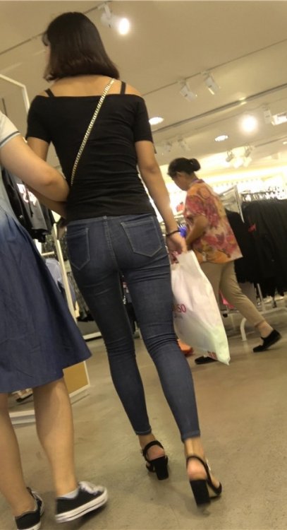 黑衣牛仔裤美女[949M/MP4]