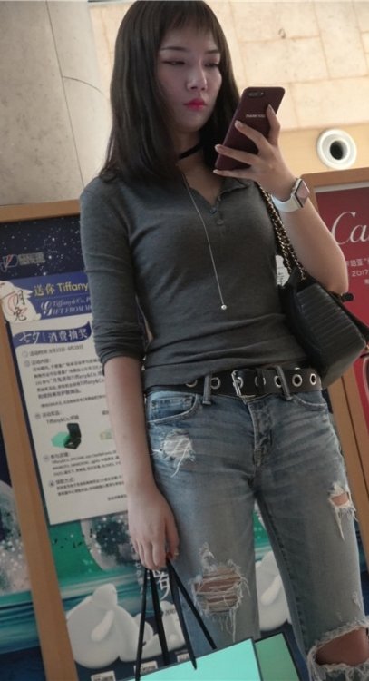 玩手机的破洞牛仔裤妹子[920M/MP4]