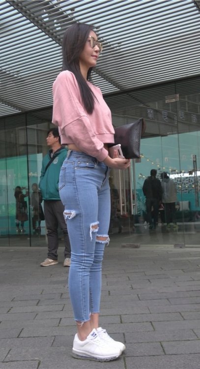 露腰极品紧身牛仔裤美女一[971M/MP4]