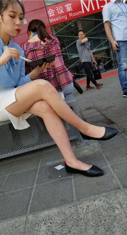 干饭的美腿小姐姐[701M/MP4]