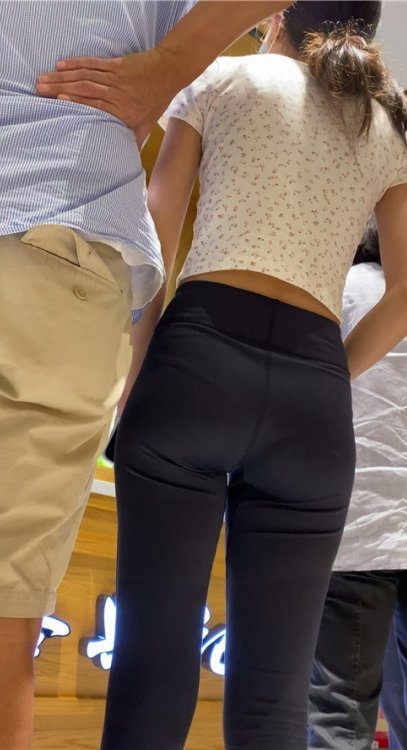 商场里的黑色紧身裤小姐姐[651M/MP4]