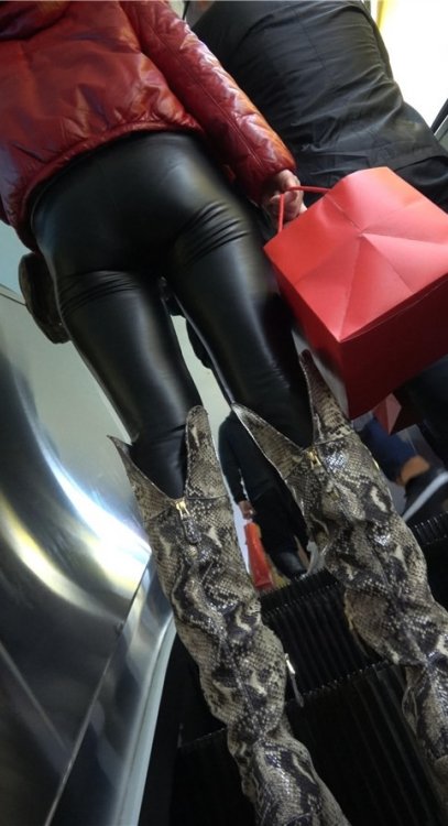 蛇皮高靴紧身皮裤美女[1.61G/MP4]