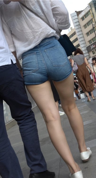 紧身蓝牛热裤妹子[1.28G/MP4]