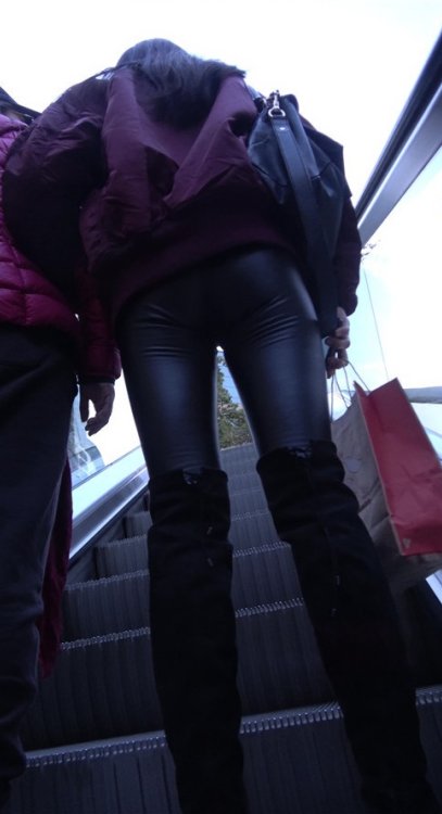 漂亮的黑丝紧身皮裤高靴妹子[768M/MP4]