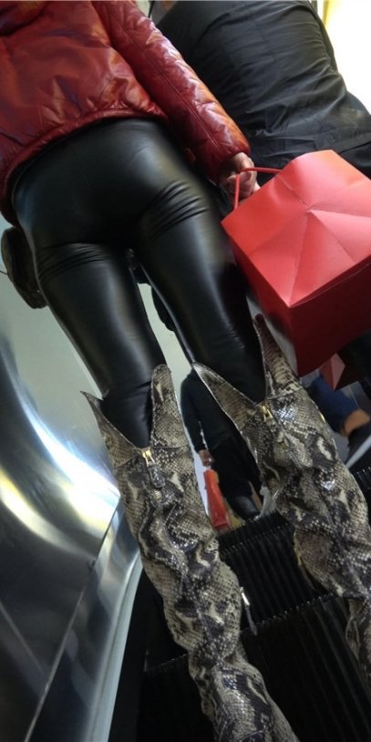 蛇皮高靴紧身皮裤美女[1.61G/MP4]