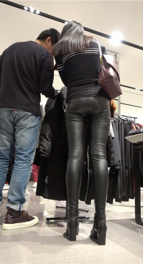 选衣服的紧身皮裤美女《二》[1.51G/MP4]