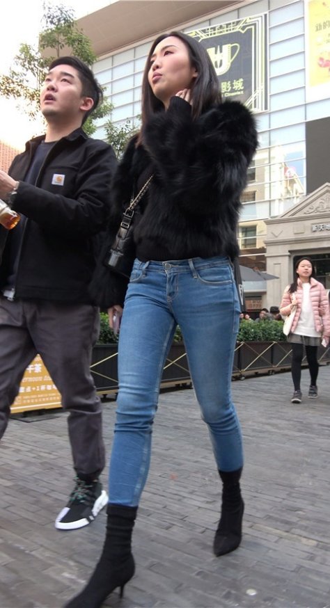 漂亮的牛仔紧身裤美女[1.22G/MP4]