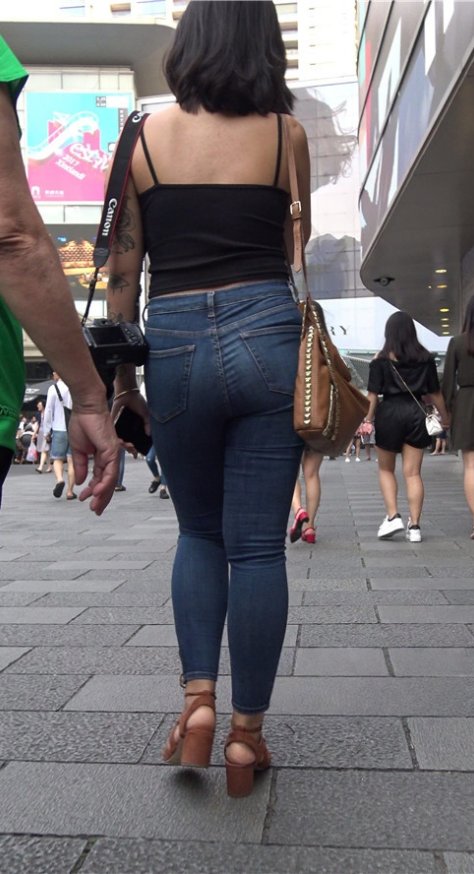 丰腴的紧身牛仔裤妹子[1.3G/MP4]