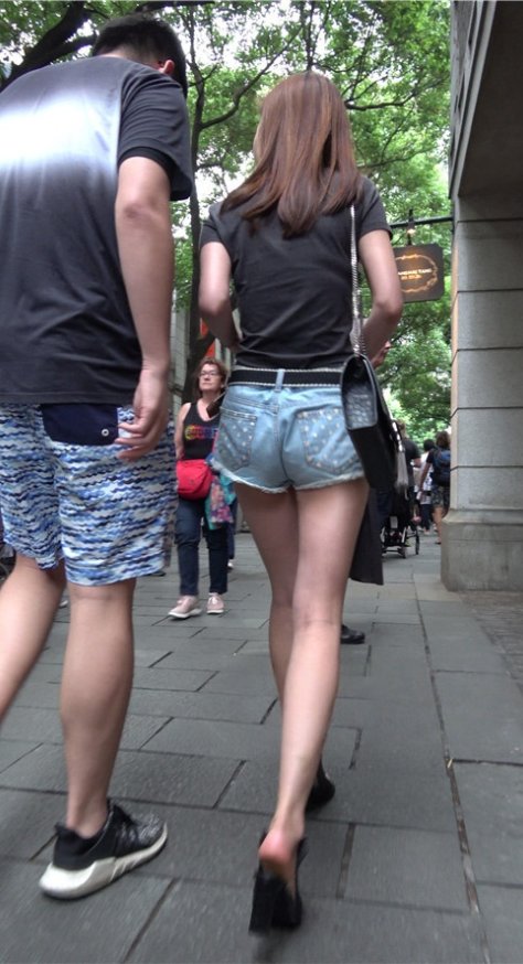 蓝色牛仔短裤美眉 [917M/MP4]  [