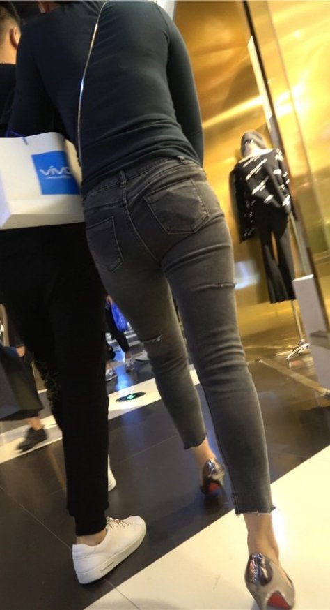 紧身牛仔裤妹子[938M/MP4]