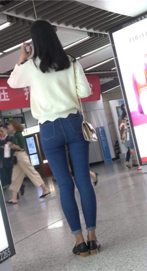 蓝色牛仔紧身裤小姐姐[640M/MP4]