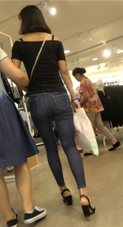 黑衣牛仔裤美女[949M/MP4]