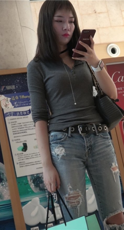 玩手机的破洞牛仔裤妹子[920M/MP4]