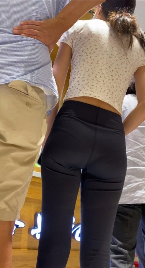 商场里的黑色紧身裤小姐姐[651M/MP4]