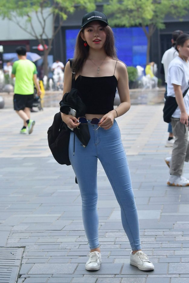 牛仔裤配黑色体恤美女