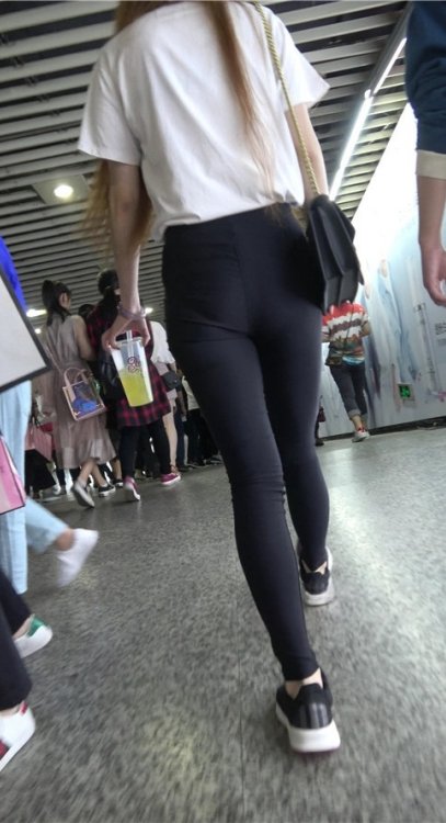 黑色紧身裤美女[892M/MP4]