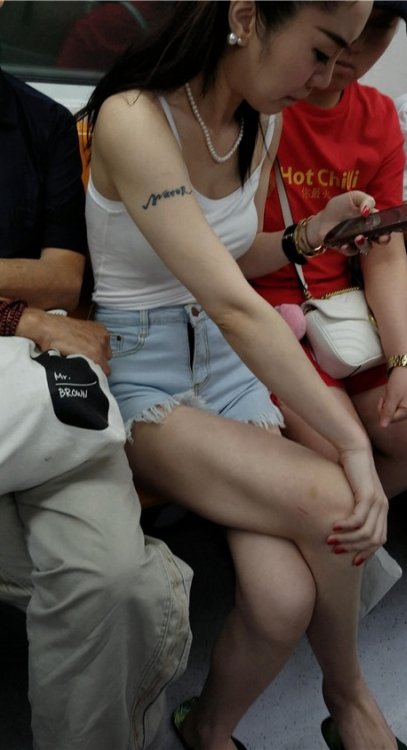 玩手机的裸腿妹子[776M/MP4]