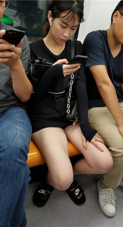 地铁上的美腿小姐姐[761M/MP4]