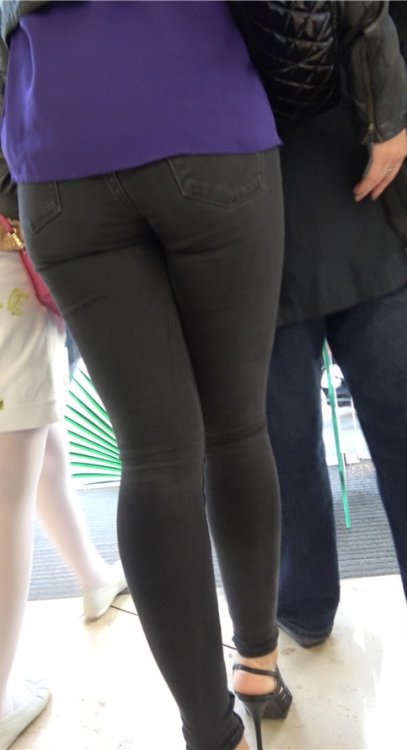 黑色牛仔裤妹子[876M/MP4]