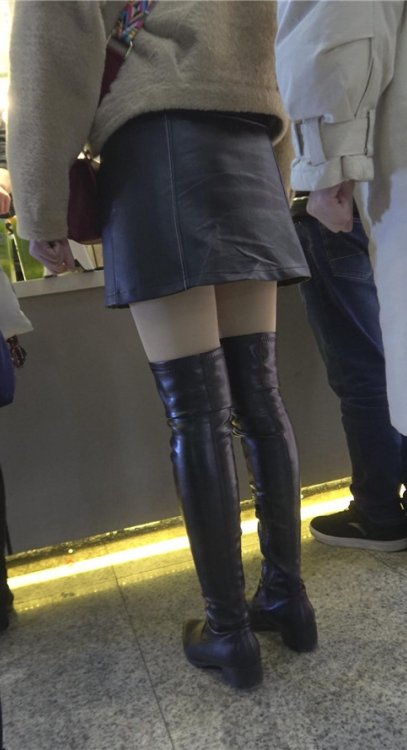 黑色皮裙妹子[842M/MP4]