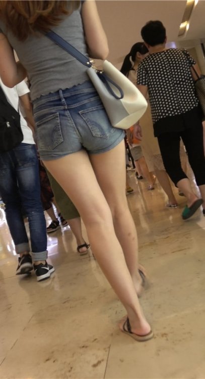 牛仔热裤妹子[994M/MP4]