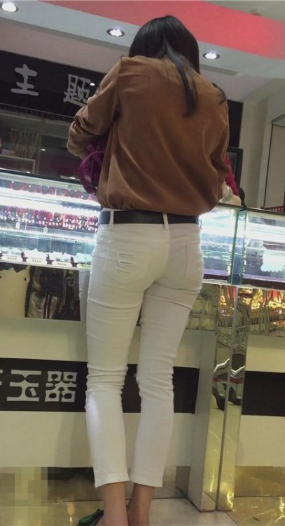 柜台前的白裤美女[632M/MP4]