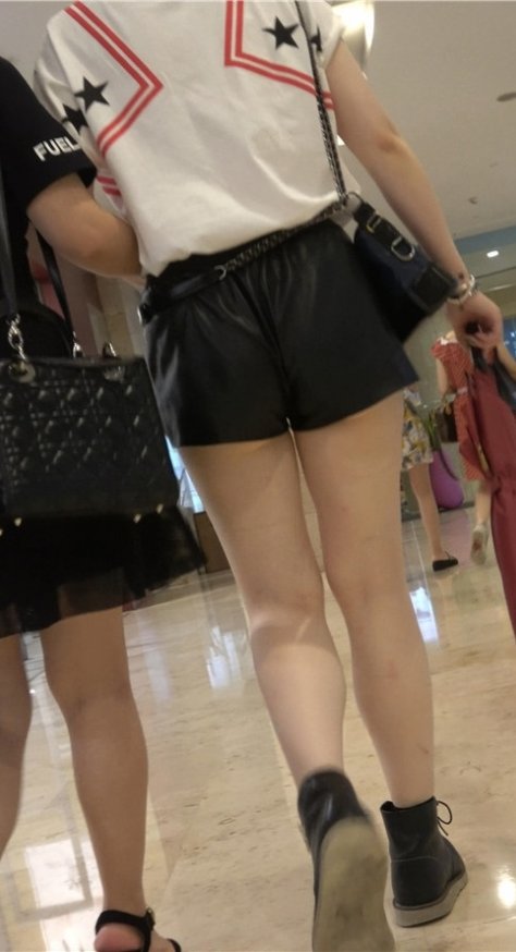 黑色下皮裤短发美女[813M/MP4]