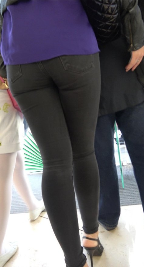 黑色牛仔裤妹子[876M/MP4]