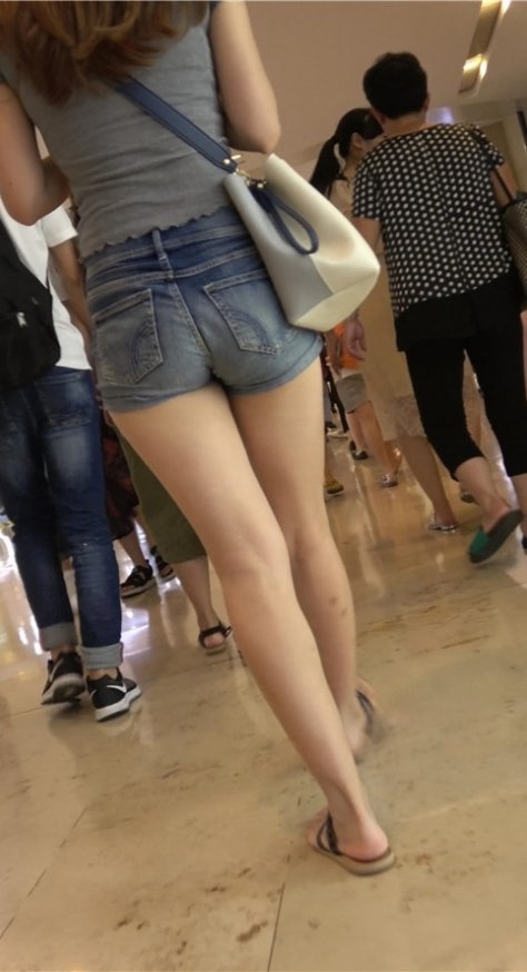 牛仔热裤妹子[994M/MP4]