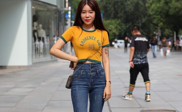 T恤衫紧身牛仔裤美女